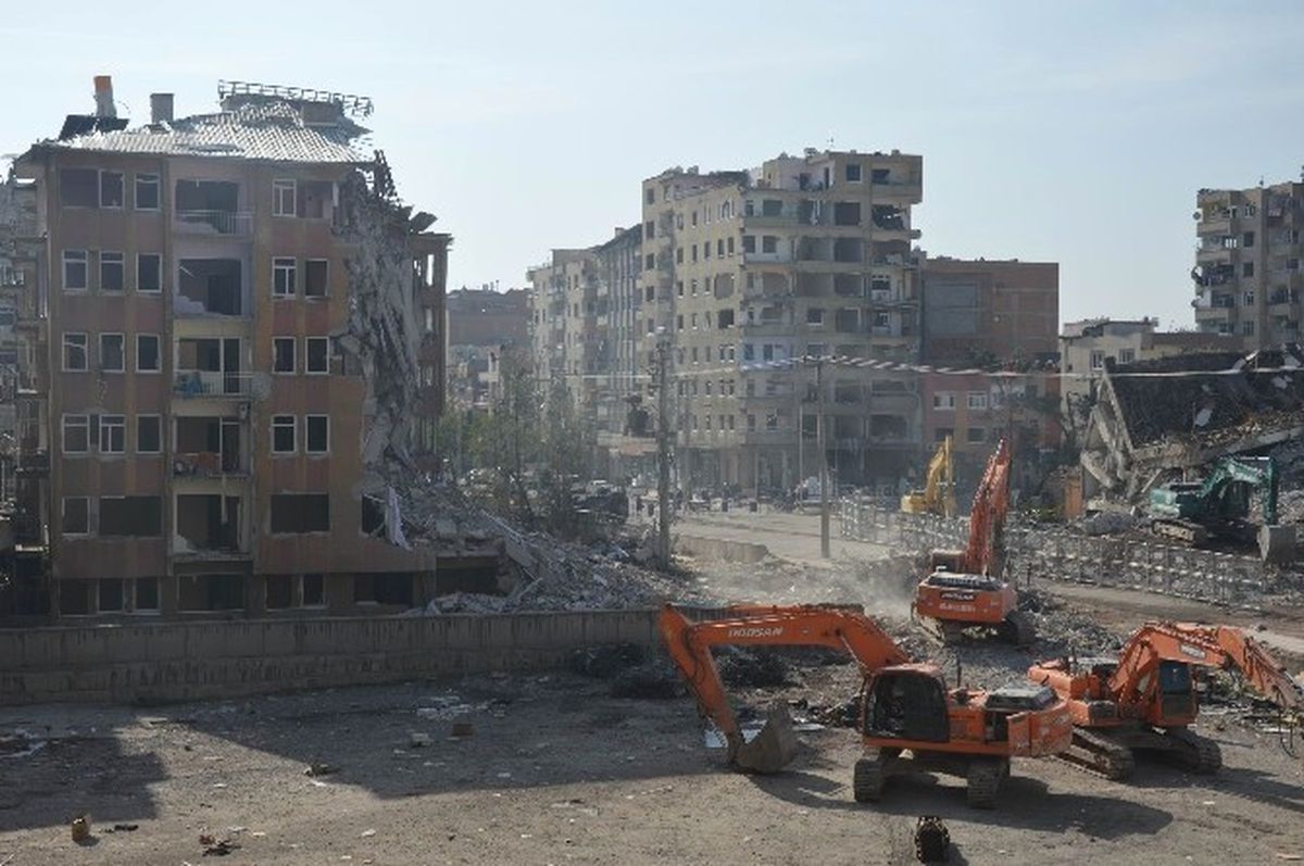Terör Saldırısında Hasar Gören Binalar Yıkılıyor