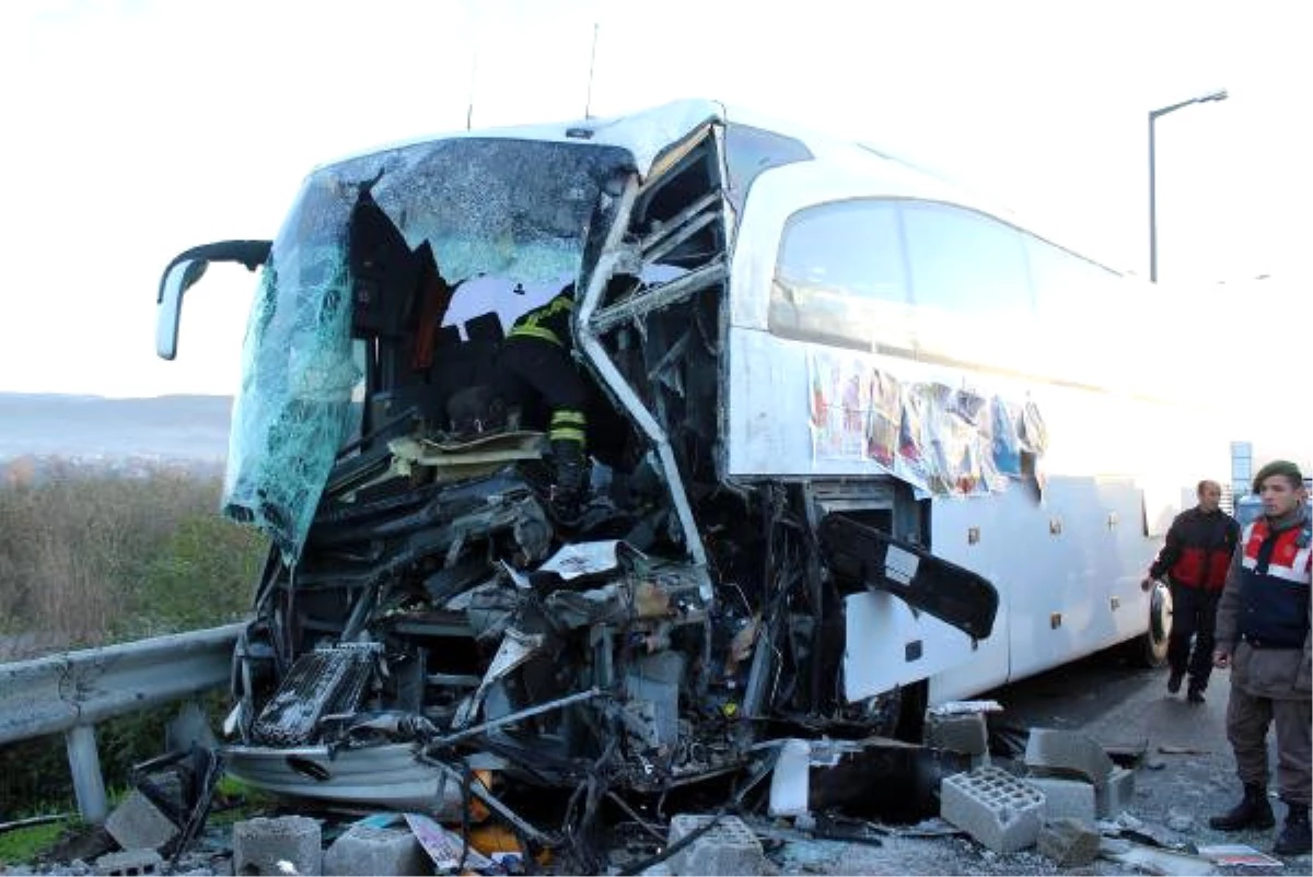 Tır\'a Çarpan Otobüste Sürücü Öldü, 10 Yolcu Yaralandı