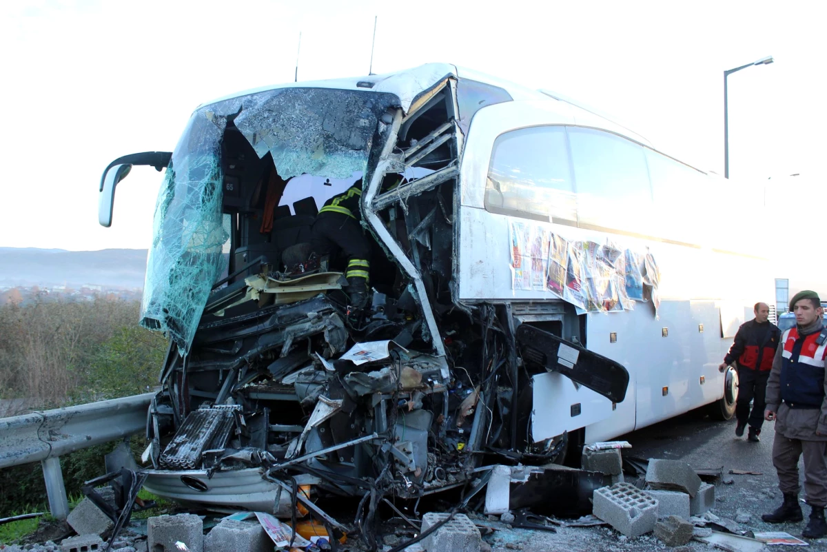 Tır\'a Çarpan Otobüste Sürücü Öldü, 10 Yolcu Yaralandı