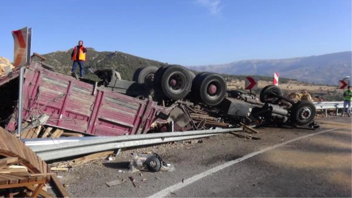 TIR Devrildi, Altında Kalan Sürücü Öldü