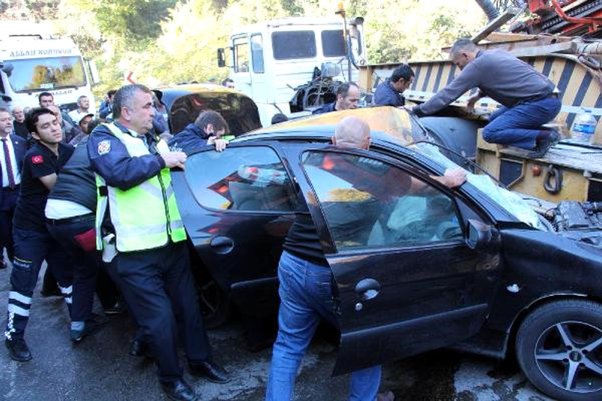 Tır\'la Çarpışan Otomobilde Sıkışan Sürücü 45 Dakikada Kurtarıldı