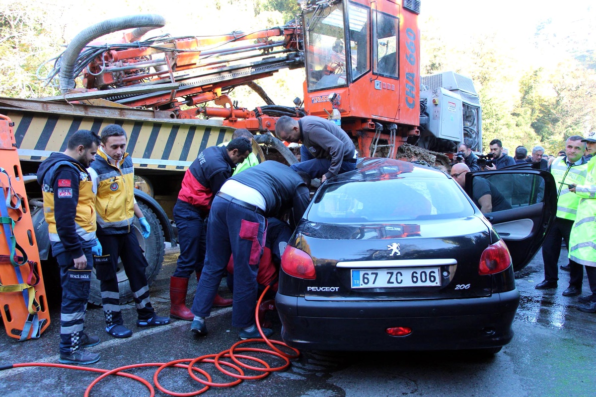 Tır\'la Çarpışan Otomobilde Sıkışan Sürücü 45 Dakikada Kurtarıldı