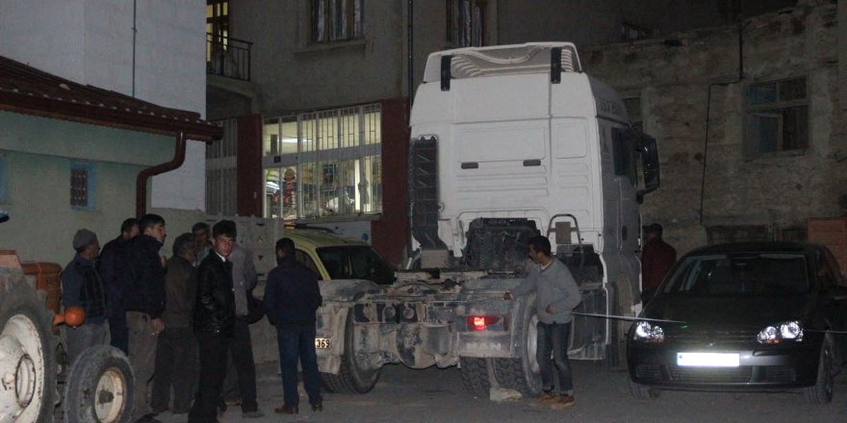 Tırdan Ayrılan Dorsenin Altında Kalan Kişi Öldü