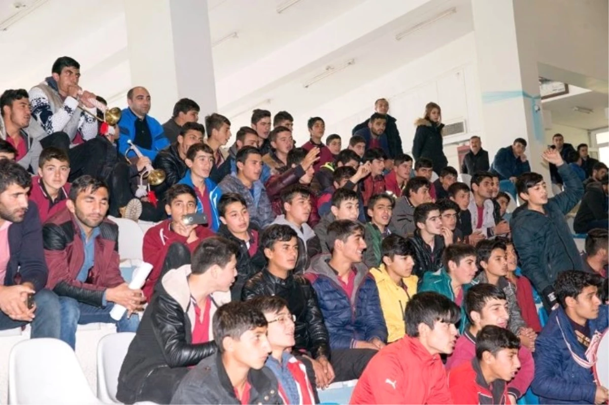 Tvf 1. Lig Voleybol Karşılaşmasında Genç Kafkars Spor Evinde Ankara Eser Spor\'a Kaybetti