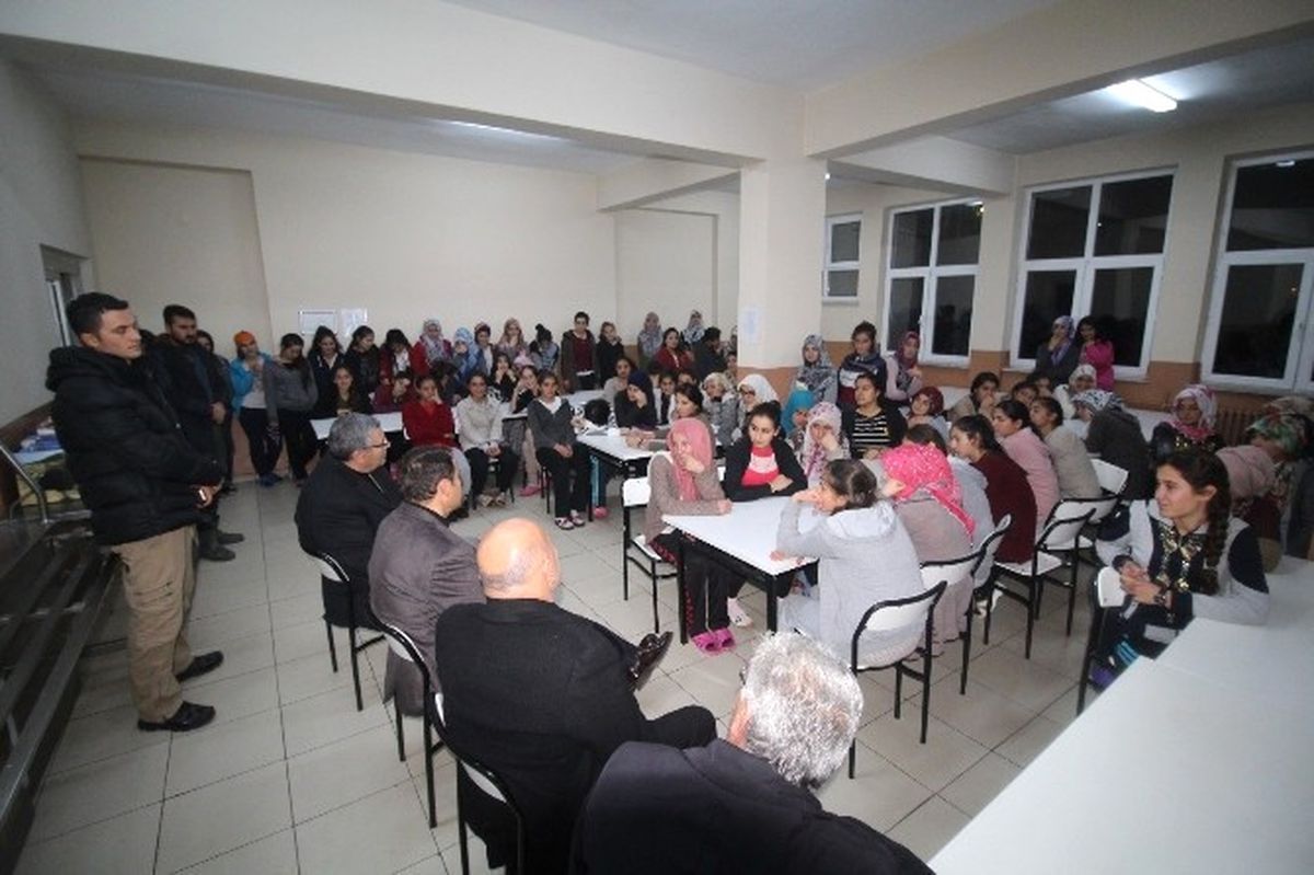 Vali Işın Öğrencilerle Yemek Yedi