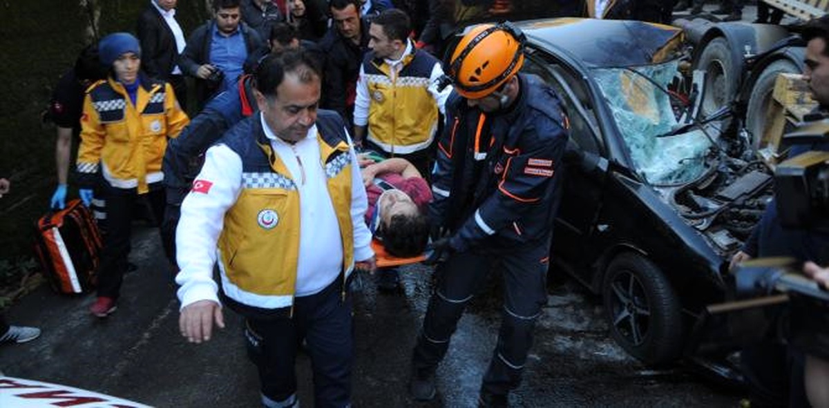Zonguldak\'ta Otomobilde Sıkışan Sürücü Güçlükle Kurtarıldı