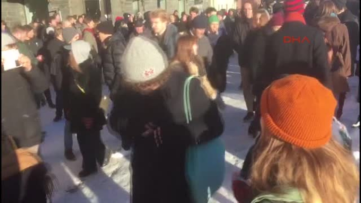 500 Irkçı Göstericiyi 500 Polis Korudu