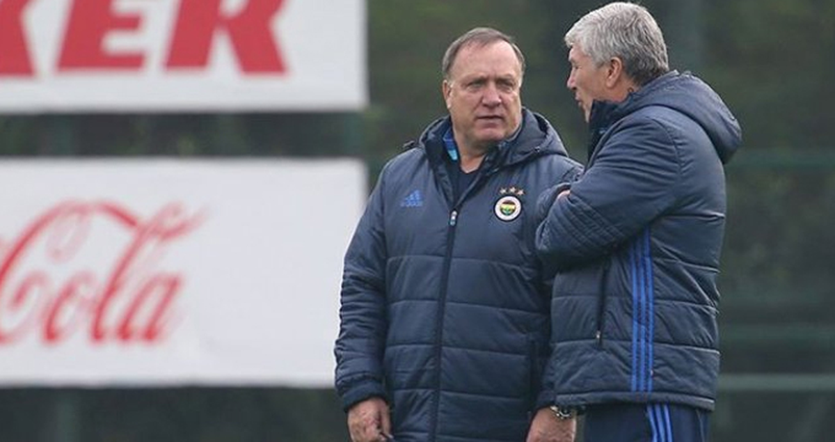 Advocaat, Oyuncuların Antrenmandaki ve Maçlardaki Verilerini Panoya Asıyor