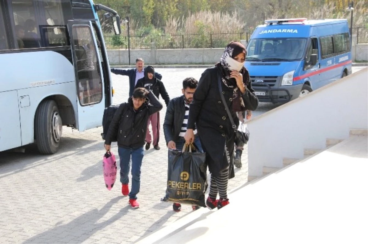 Antalya\'da 253 Kaçak Göçmen Yakalandı, 2 Kişi Gözaltına Alındı