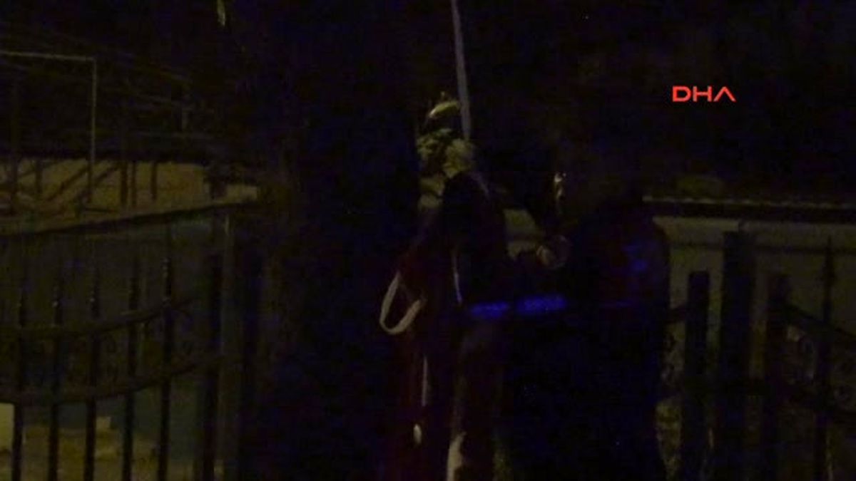 Antalya Polisten Refüjde Bayrak Operasyonu