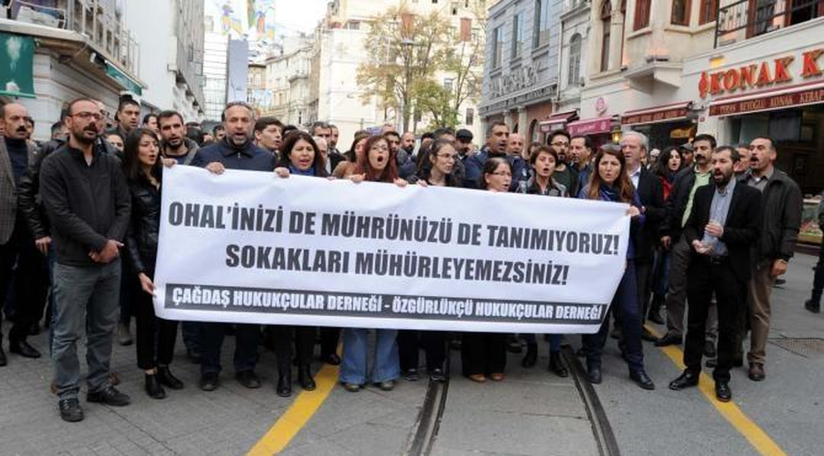 Avukatlar Kapatılan Dernekleri İçin Baroya Yürüdü