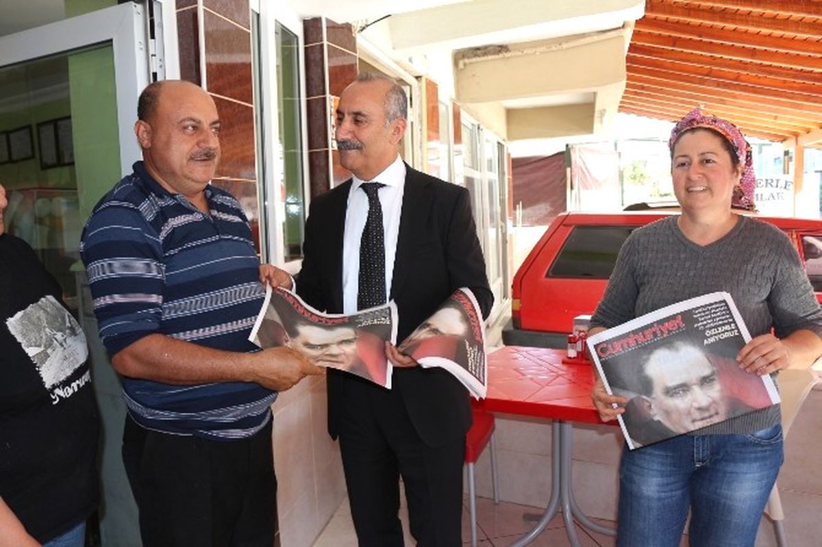 Başkan Çulhacı, Eşiyle Birlikte Vatandaşlara Cumhuriyet Gazetesi Dağıttı
