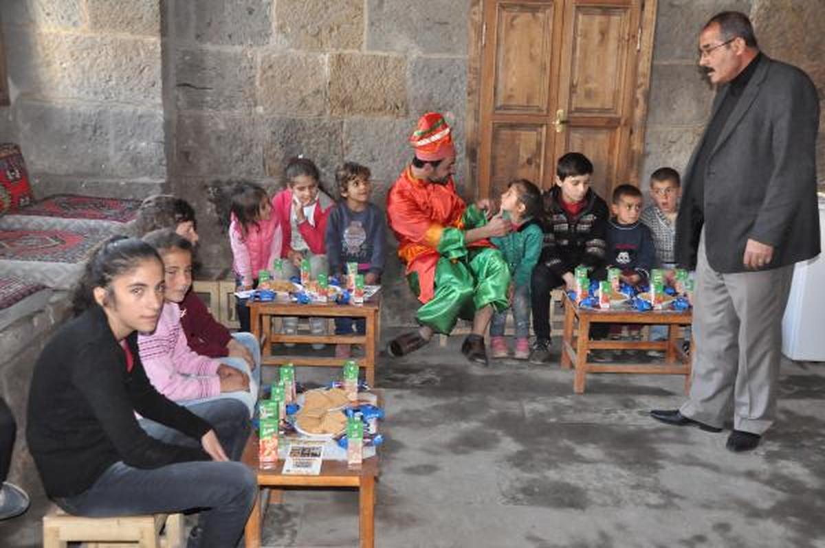 Bitlis\'te Köy Çocukları Tiyatro Oyunu İzledi