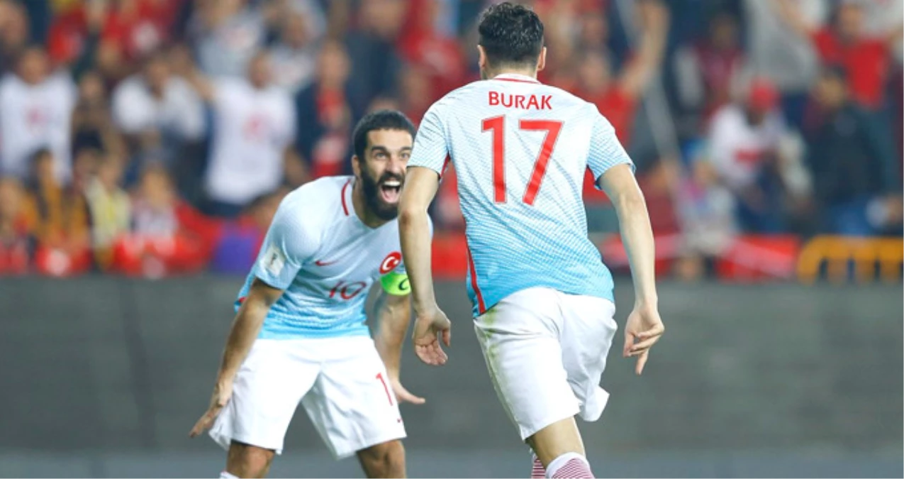 Burak Yılmaz Gol Sonrasında Hemen Arda Turan\'a Sarıldı