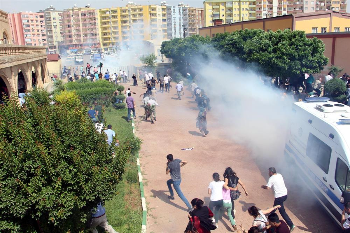 Dha Ankara - Faaliyeti Durdurulan Dernekte Karara Tepki Gösteren Gruba Polis Müdahalesi: 7 Gözaltı