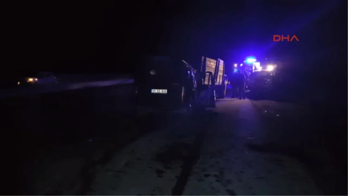 Düzce Hafif Ticari Araç Traktöre Çarptı 1 Ölü, 2 Yaralı
