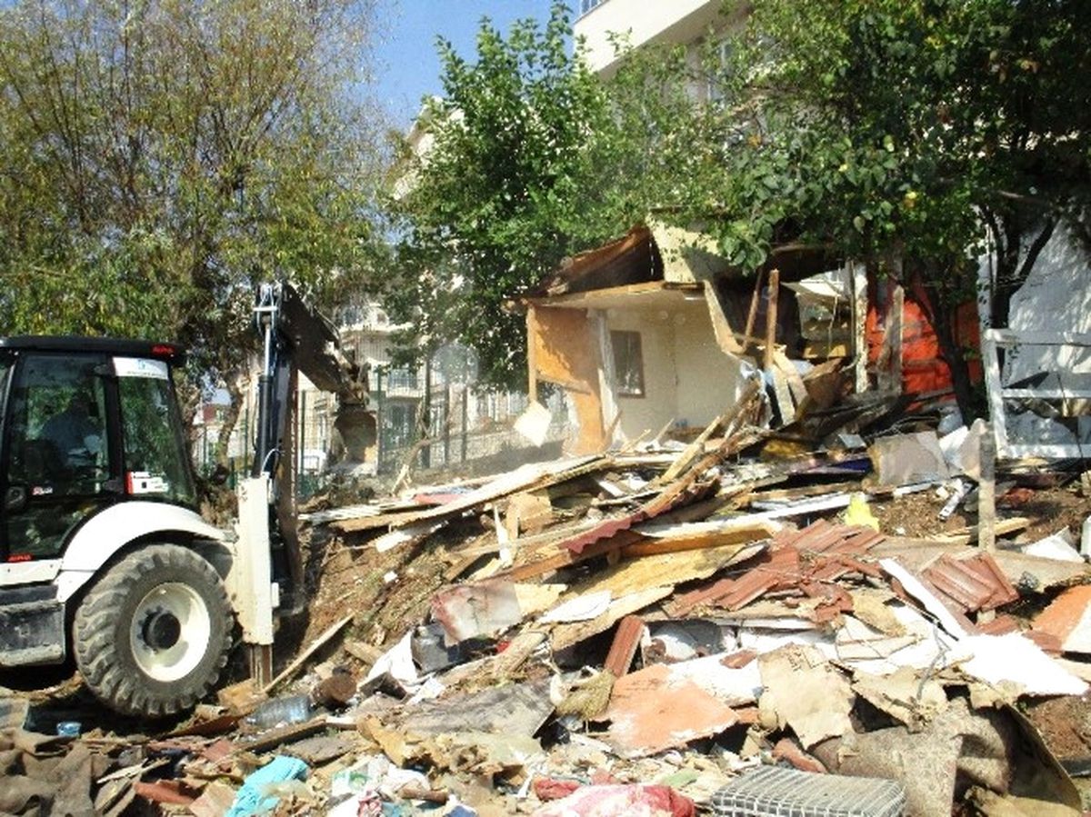 İzmit Belediyesi Tarafından Yassıbağ ve Yenimahalle\'de 2 Metruk Yapı Yıkıldı