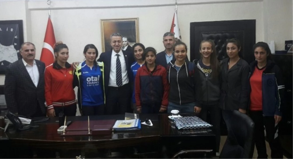 Kadınlar Futbol Takımından Emniyet Müdürü Tokyay\'a Ziyaret