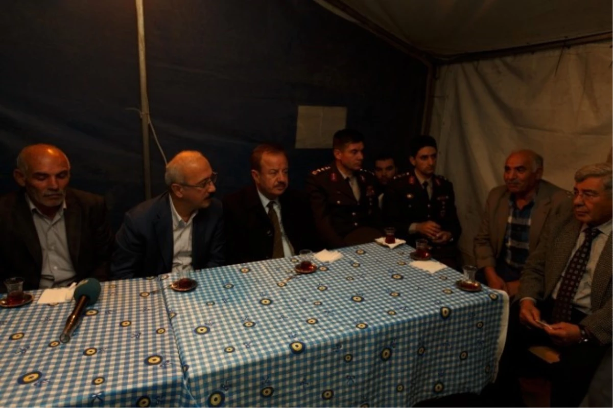Kalkınma Bakanı Elvan 15 Temmuz Şehidi Özsoy\'un Ailesini Ziyaret Etti