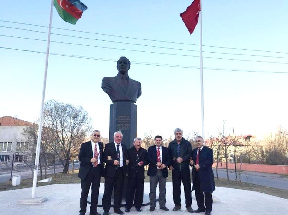 Kars Azerbaycan Kafkas Kültürleri Derneği\'den Aliyev\'e Anlamlı Ziyaret