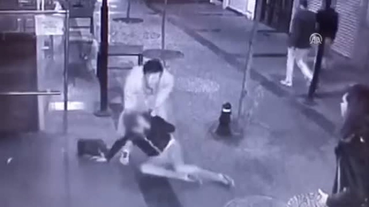 Kız Arkadaşını Sokakta Döven Genç Yakalandı