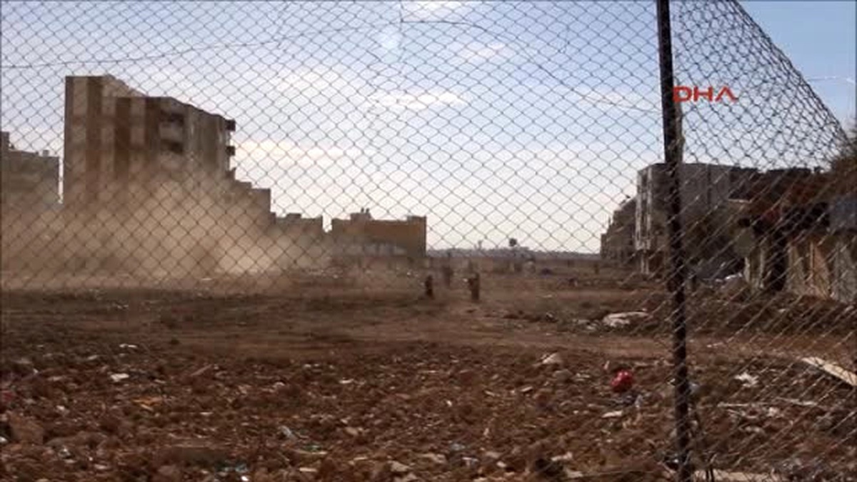 Mardin Nusaybin\'de Yasaklı 2 Mahalle Etrafındaki Tel Örgülerden Bir Kısmı Açıldı