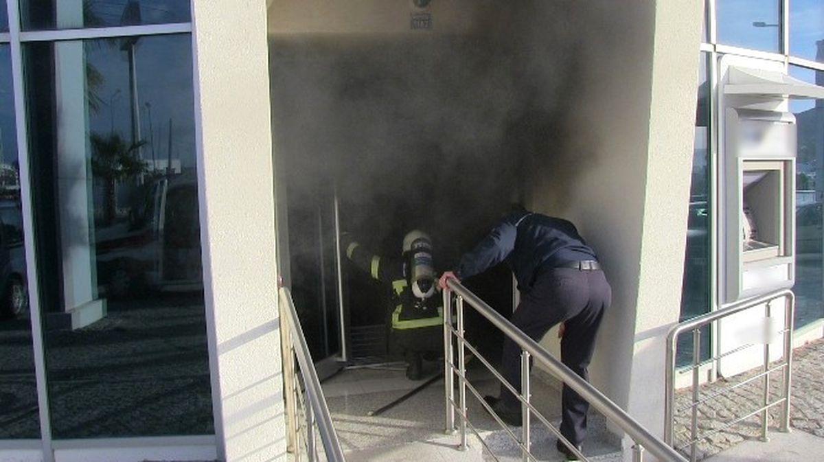Bodrum'da Para Sayma Makinesi Bankayı Yaktı
