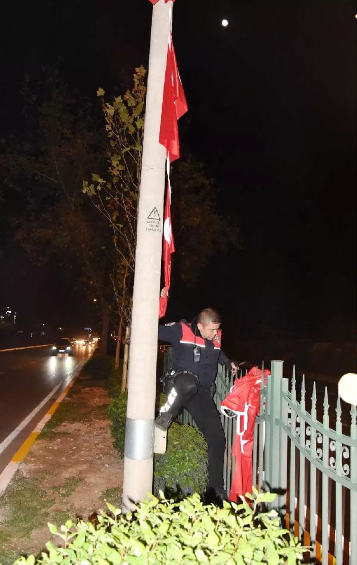 Polisten Refüjde Bayrak Operasyonu