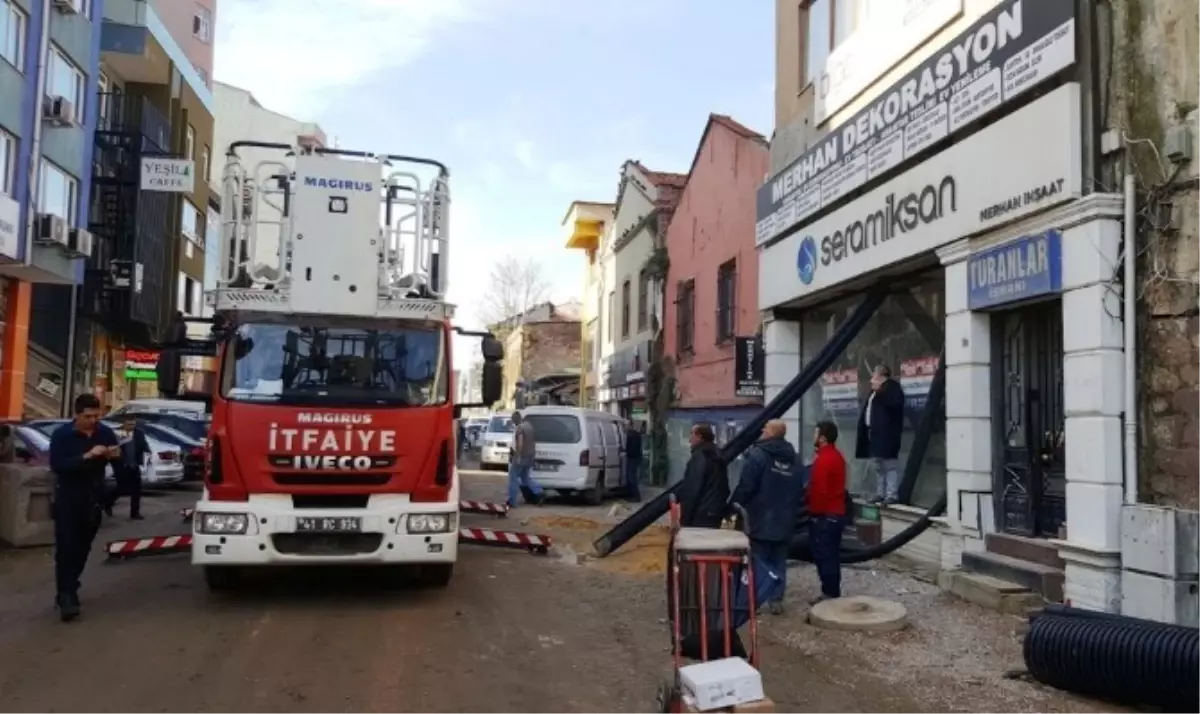 Reklam Panosuna Sıkışan Kedi 2 Gündür Kurtarılmayı Bekliyor