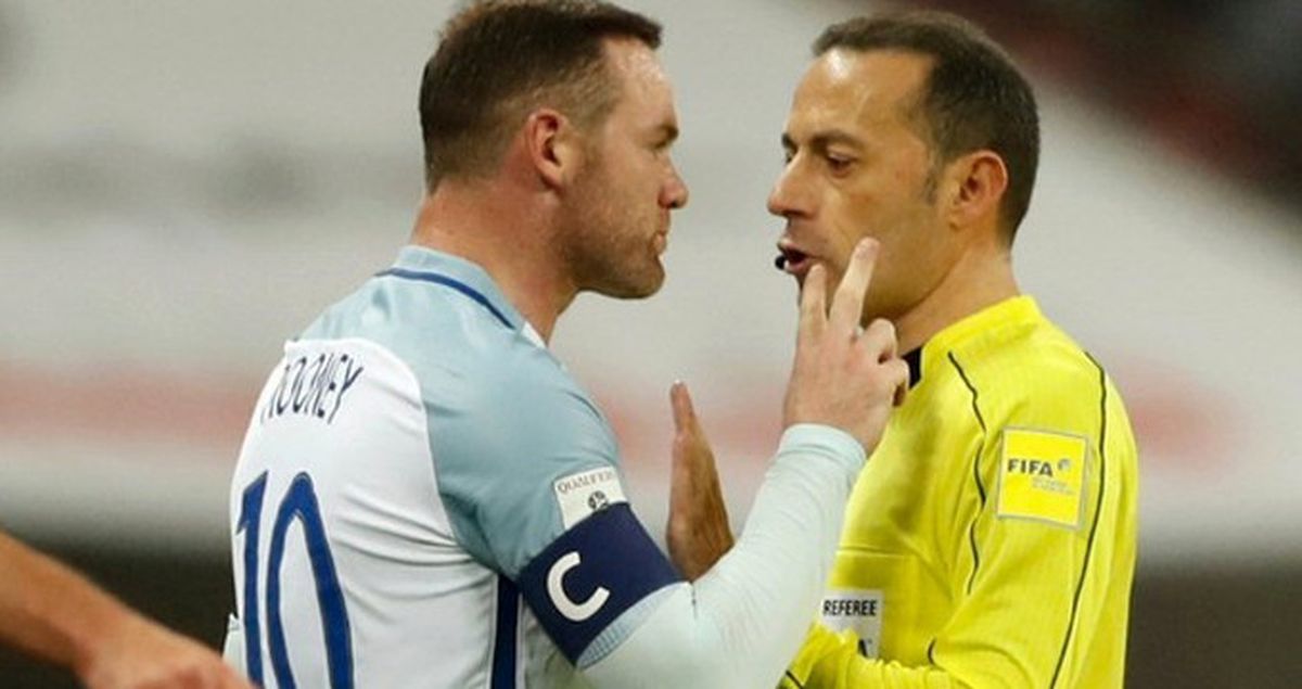 Rooney, Cüneyt Çakır'ın Kararını Beğenmedi, Üzerine Yürüdü