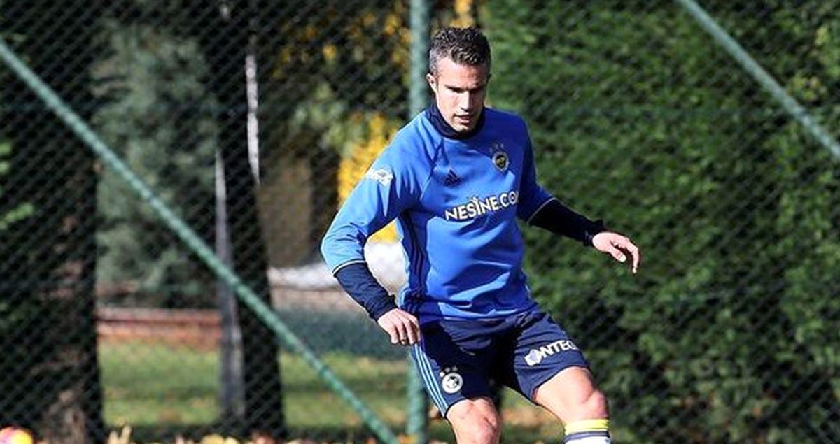 Van Persie'ye Gözünden Dolayı Topa Kafayla Vurması ve Terlemek Yasak