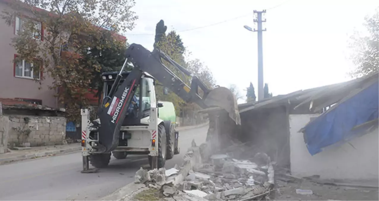 Yalova Belediye Başkanı, Babasına Ait Ahırı Kepçe ile Yıktı