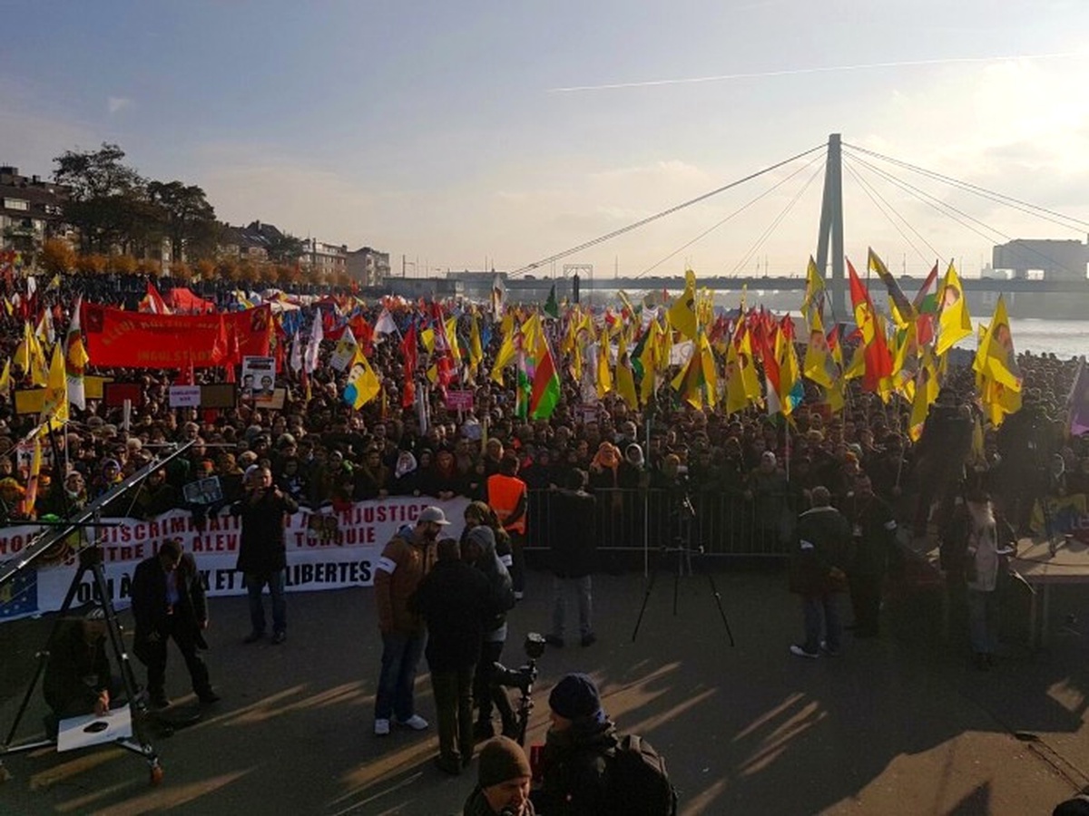 Almanya\'da PKK Yandaşları Polise Saldırdı