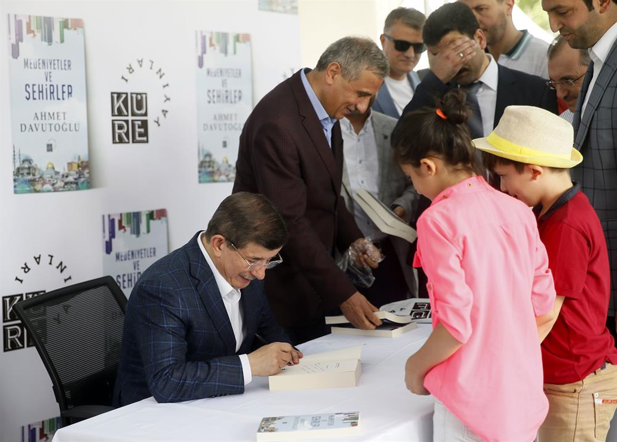 Davutoğlu, Kitabını İmzaladı
