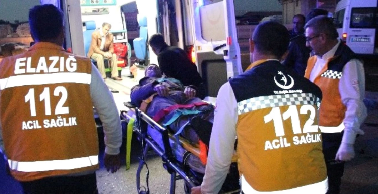 Elazığ\'da İşçileri Taşıyan Minibüsler Çarpıştı: 11 Yaralı