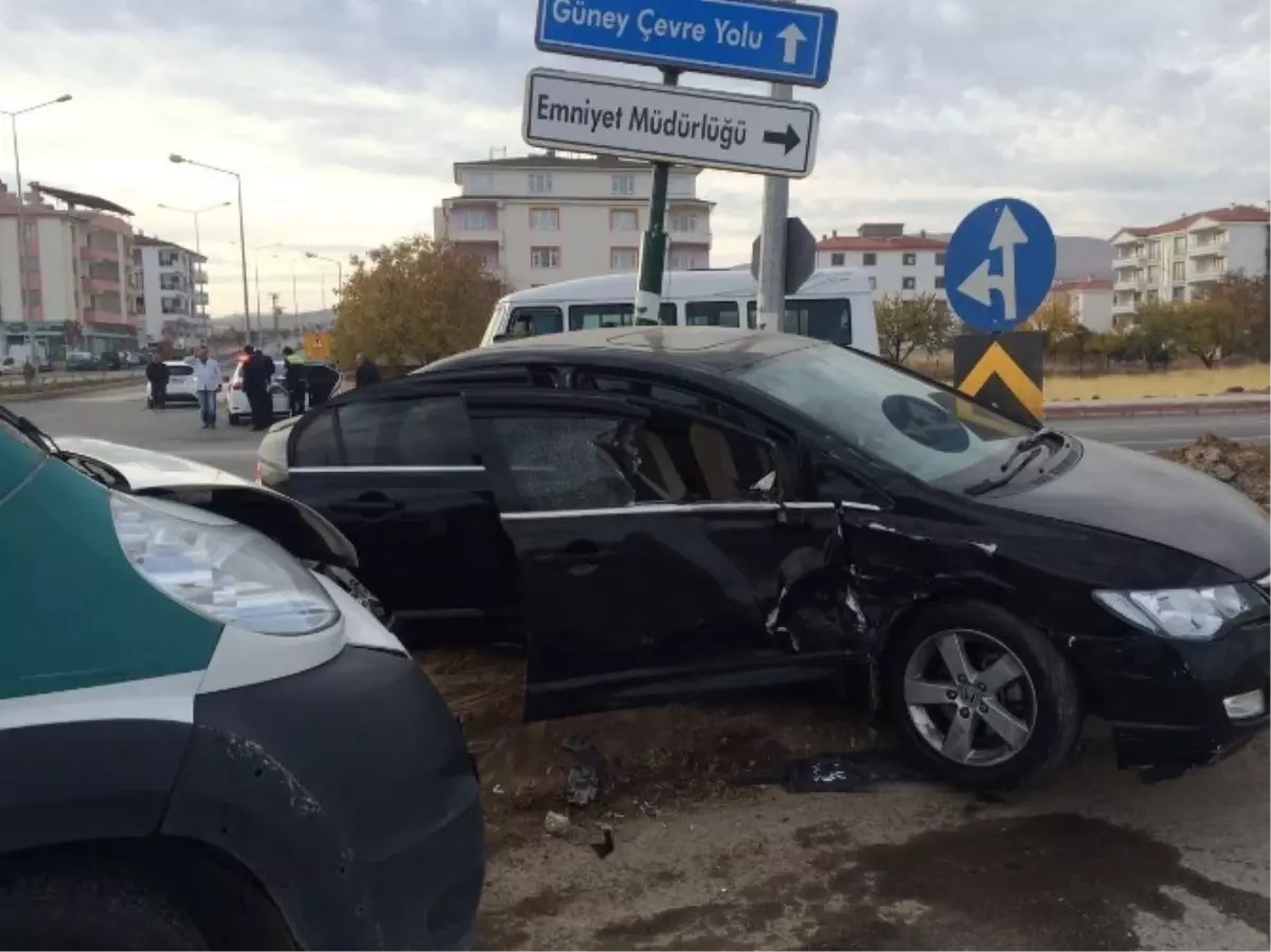 Elazığ\'da Trafik Kazası: 3 Yaralı