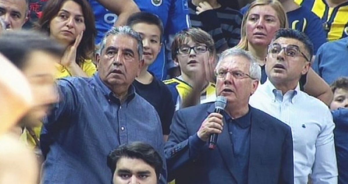 F.Bahçe Taraftarı Sahaya Yabancı Madde Attı, Aziz Başkan Mikrofonla Uyardı