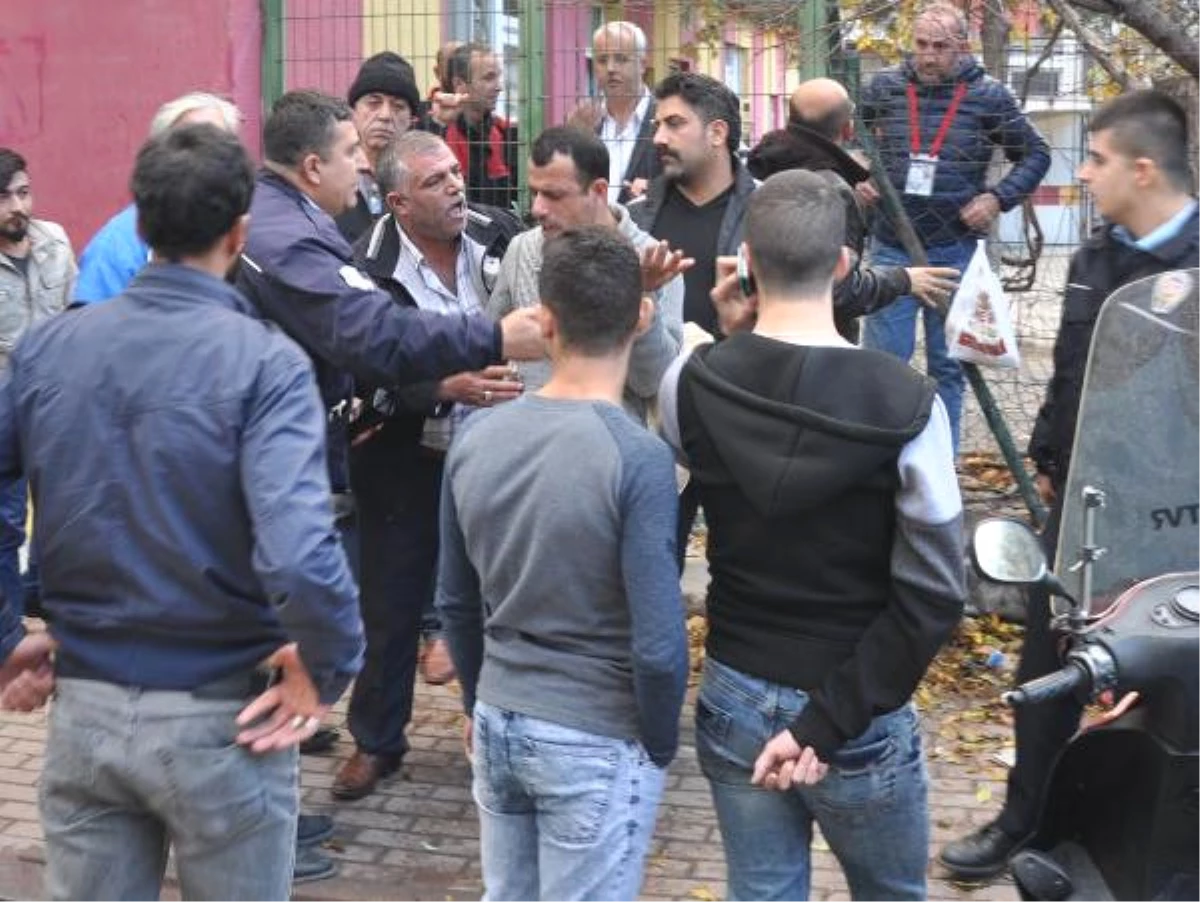 İnegöl\'de Olaylı Maç, Polis Biber Gazı ile Müdahale Etti