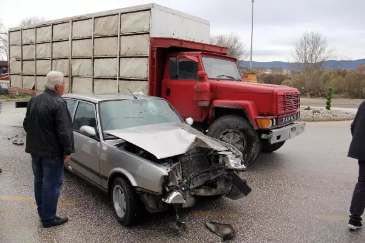 Kamyona Çarpan Otomobilin Sürücüsü Yaralandı