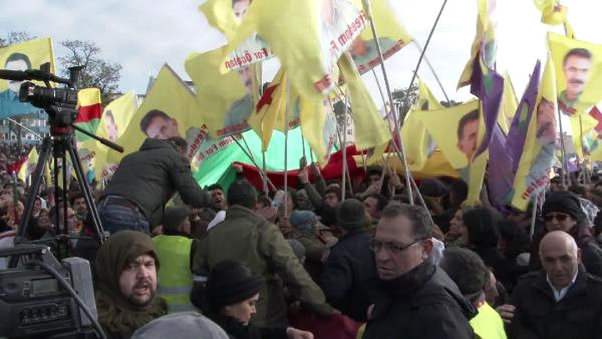 Köln\'de Alevilerin Mitingine PKK Gölgesi Düştü