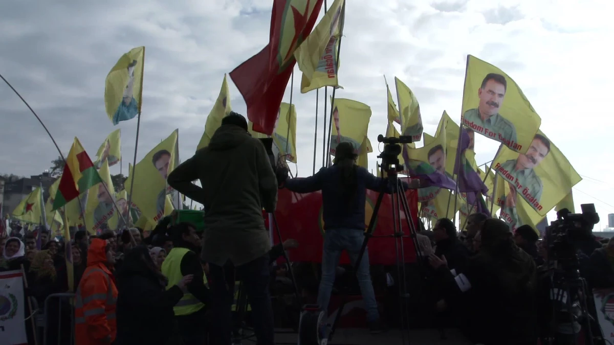 Köln\'de Alevilerin Mitingine PKK Gölgesi Düştü