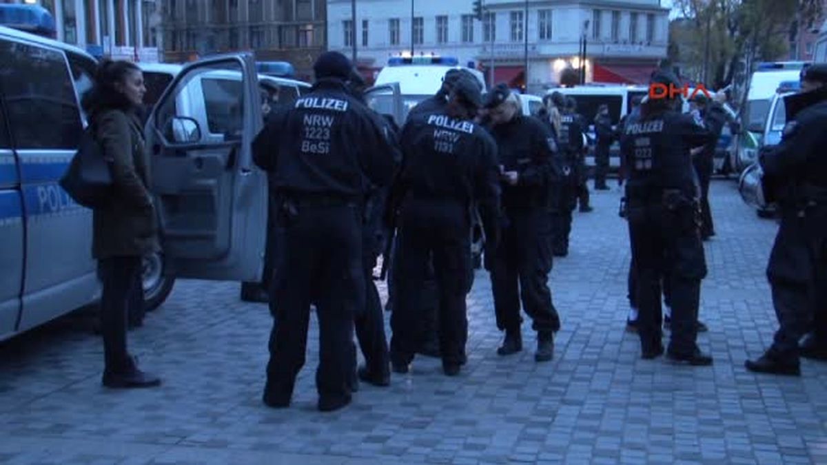 Köln Polisi PKK\'lı Göstericilerin Numaralı Fotoğraflarını Çekti