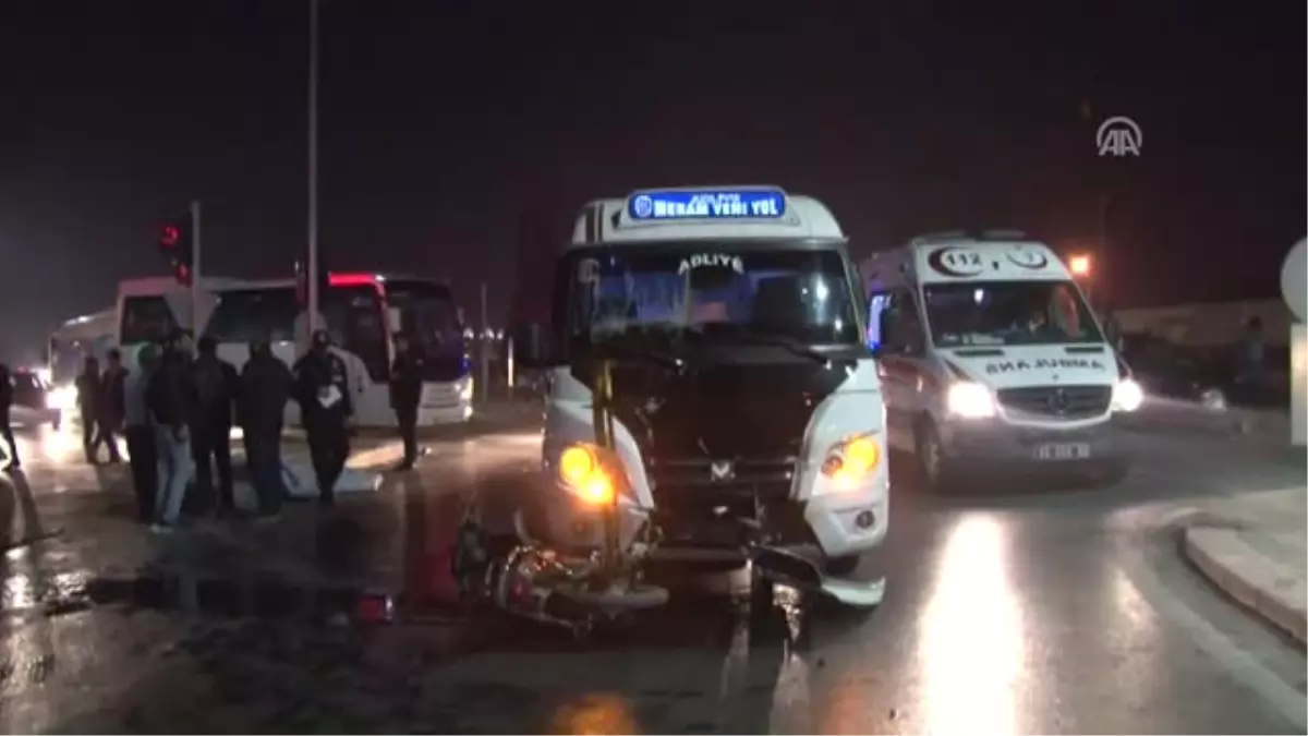 Konya\'da Minibüs Motosikletle Çarpıştı 1 Ölü, 1 Yaralı