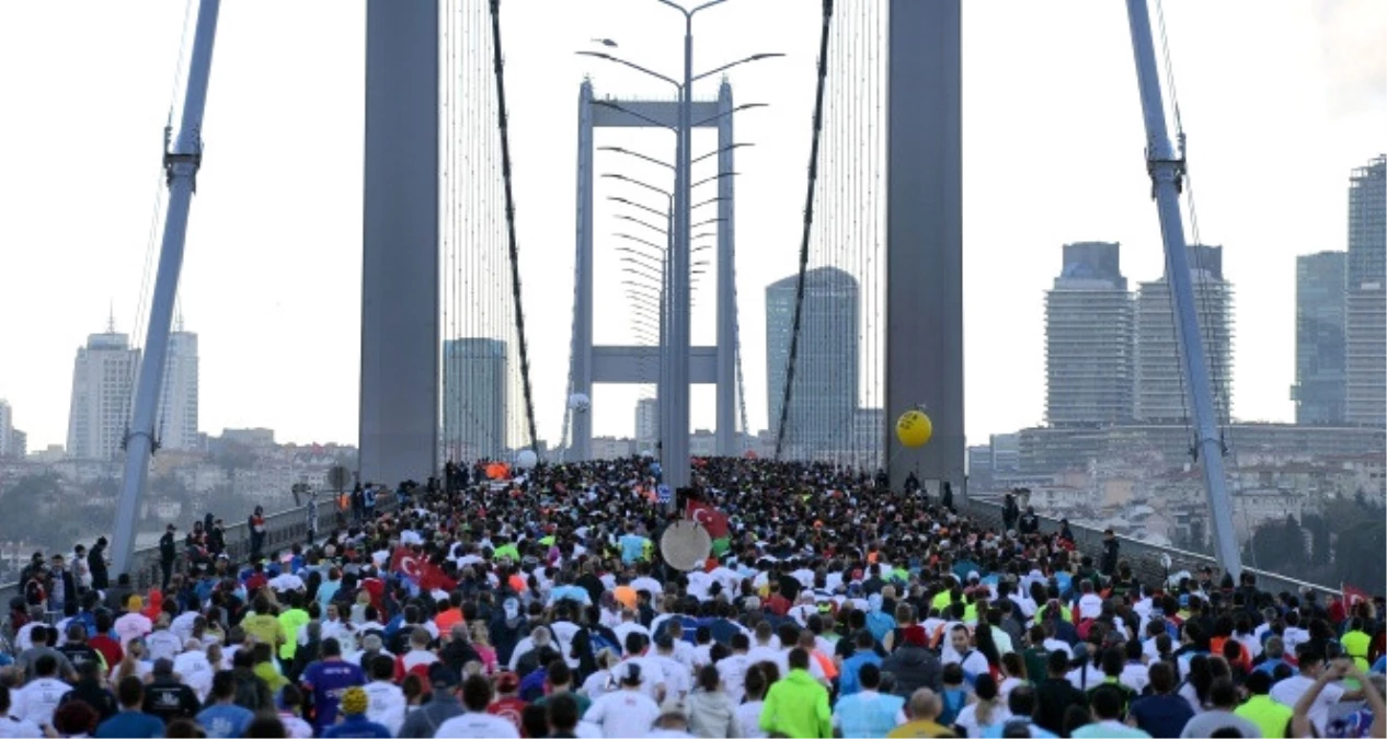 Maraton\'da Renkli Anlar...inebolu Belediyesi Köprü Üzerinde Yöresel Oyun Sergiledi