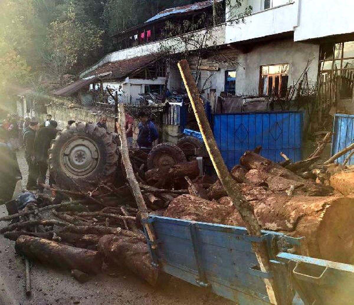 Odun Yüklü Traktör Devrildi 4 Yaralı
