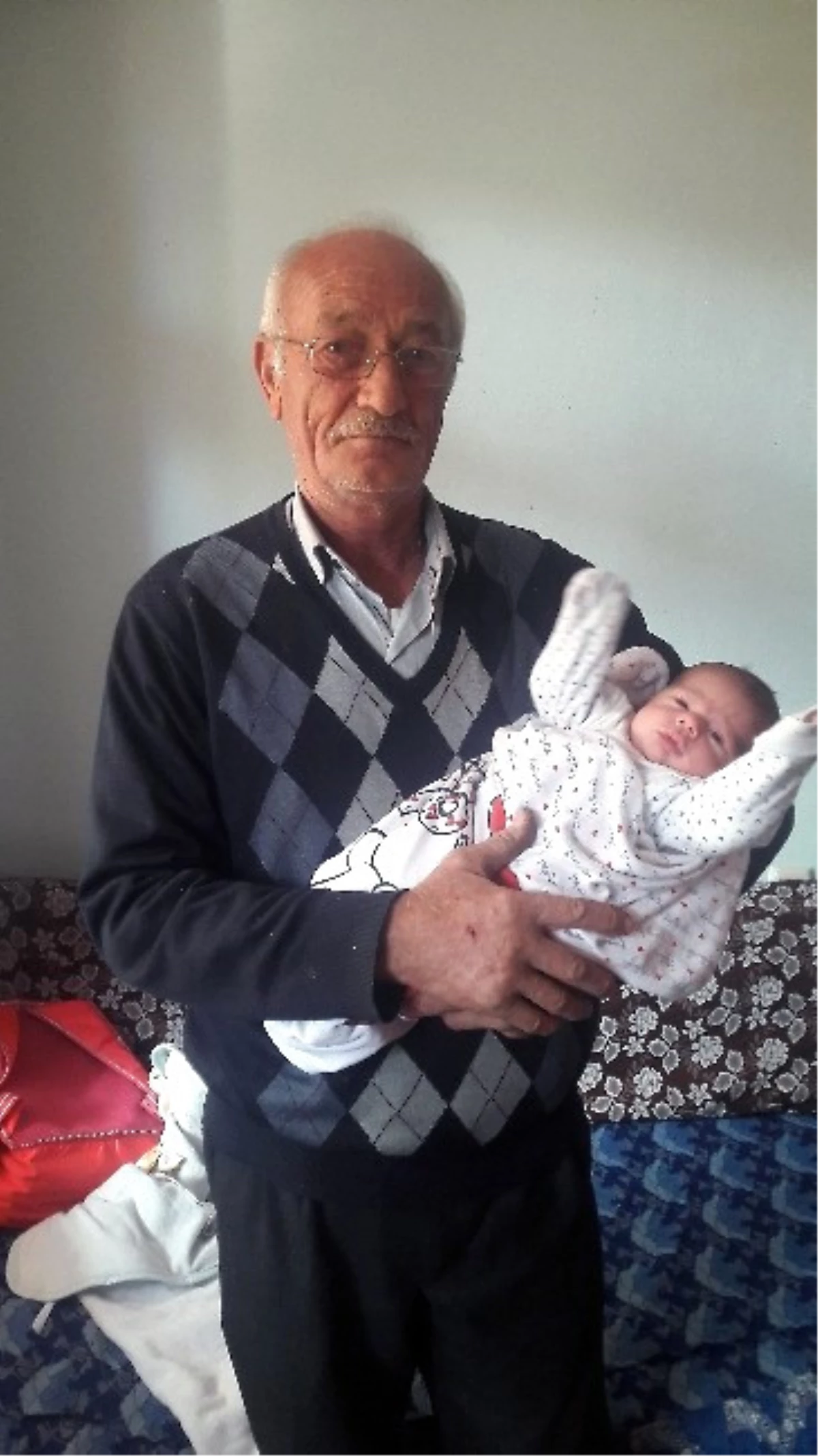 Osmancık\'ta Yeni Doğan Bebeğe Ömer Halisdemir\'in İsmi Verildi