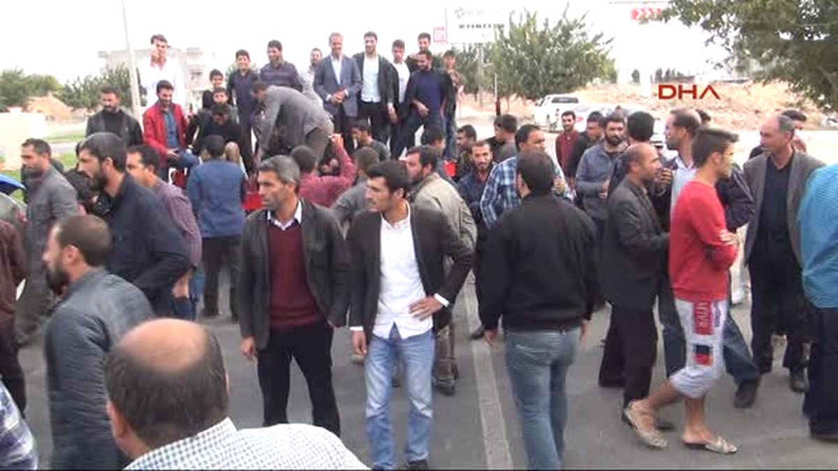 Şanlıurfa Asfalt Yapılmamasını Protesto Için Traktörlerle Yol Kapattılar