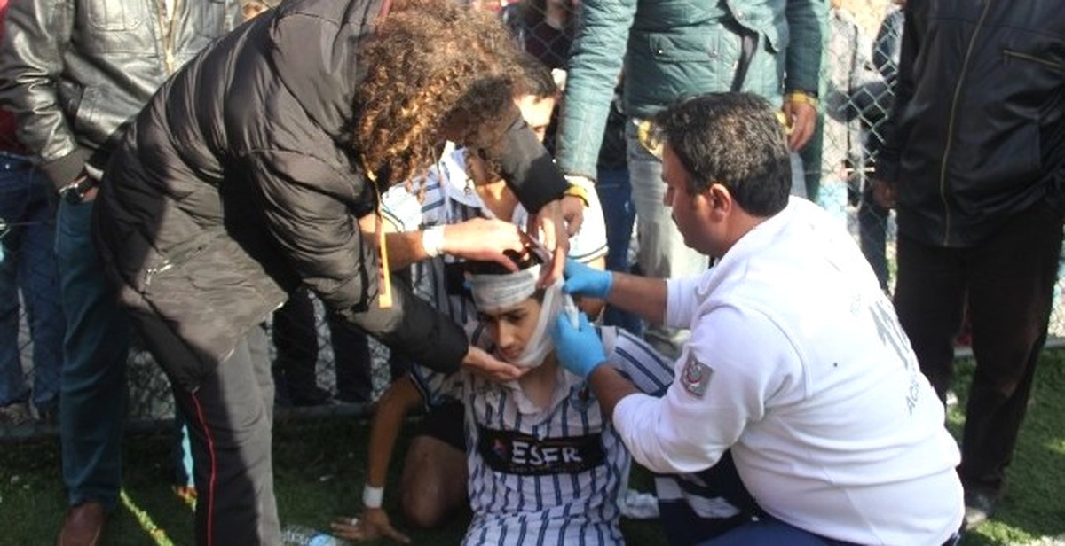 Tel Örgü Direğine Kafasını Çarpan Sporcu Yaralandı