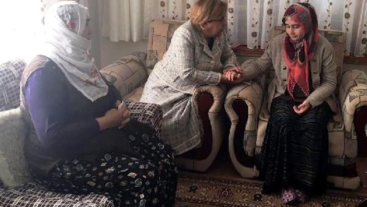 Vali Kamçı\'nın Eşi, Şehit Ailesini Ziyaret Etti