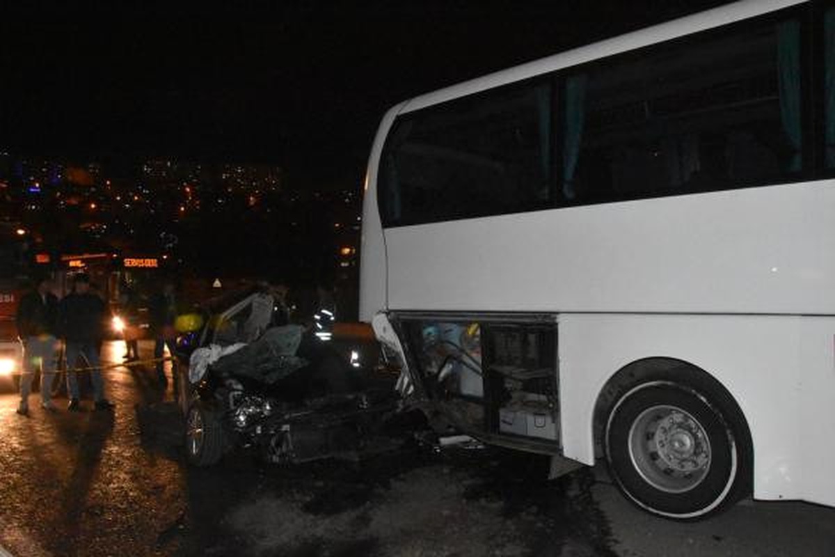 Arıza Yapan Otobüse Arkadan Çarpan Otomobilin Sürücüsü Öldü